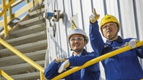 Employees from the BASF water treatment and paper chemicals plant in Nanjing, China (general manager Mingwei Qin, operator Miaomiao Jiao, and project operation manager Justin Brightmore) conduct a site tour with a customer, Zeming Wang from SINOPEC Yangzi Petrochemical Co. Ltd., accompanied by a sales colleague, Michael Wang. Employees from the BASF water treatment and paper chemicals plant in Nanjing, China (general manager Mingwei Qin, operator Miaomiao Jiao, and project operation manager Justin Brightmore) conduct a site tour with a customer, Zeming Wang from SINOPEC Yangzi Petrochemical Co. Ltd., accompanied by a sales colleague, Michael Wang.