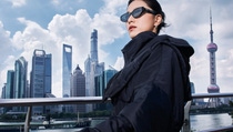 Asian woman with loopamid® Jacket in front of Shanghai skyline 